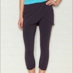 Lucy Skirted Crop Ruched Capri Yoga Leggings
